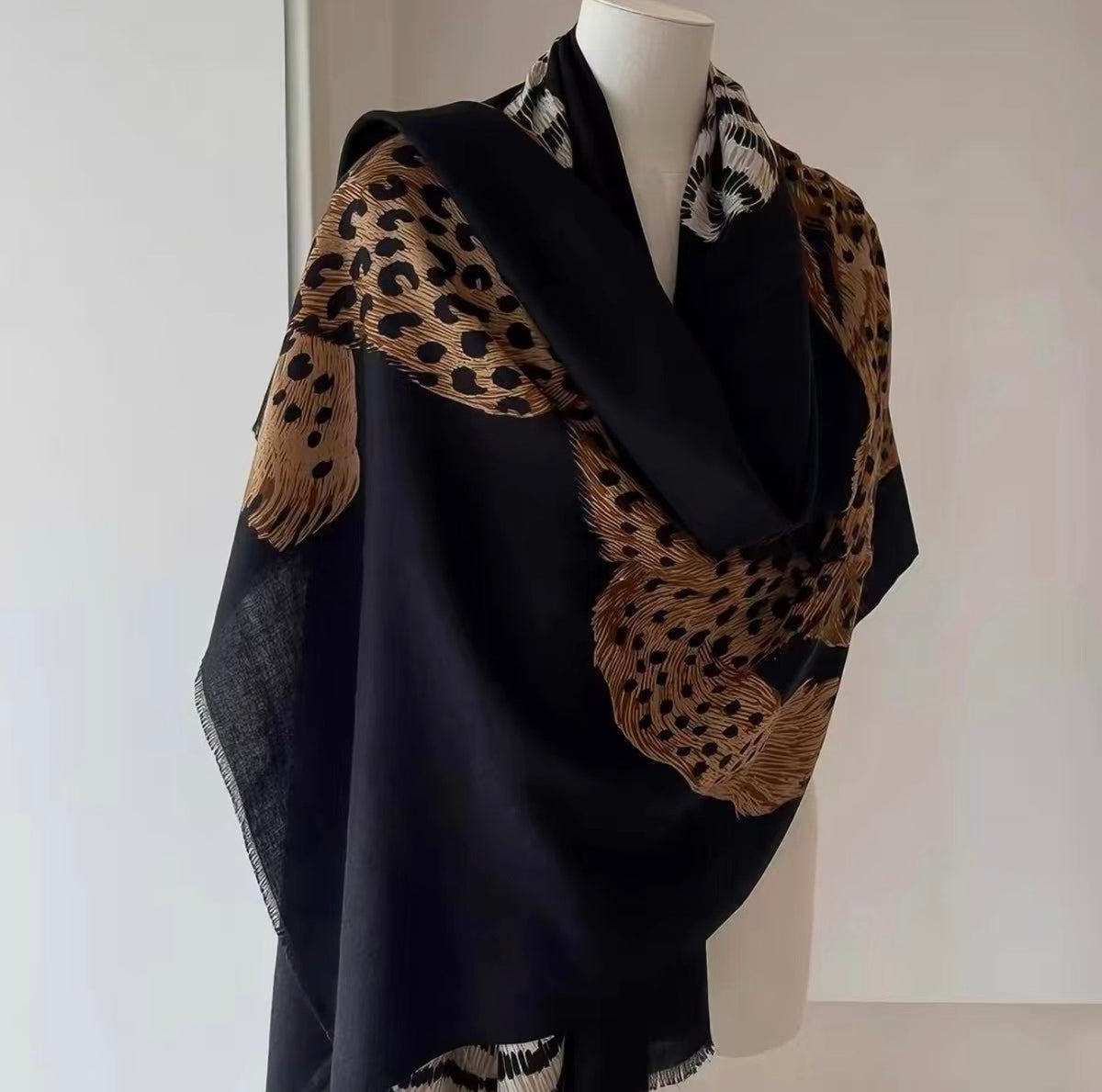 Vintage Leopard Print Shawl for Women – Old Money Style, Lightweight Soft Scarf, Elegant Luxury Wrap