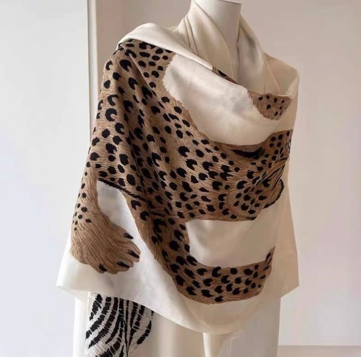 Vintage Leopard Print Shawl for Women – Old Money Style, Lightweight Soft Scarf, Elegant Luxury Wrap
